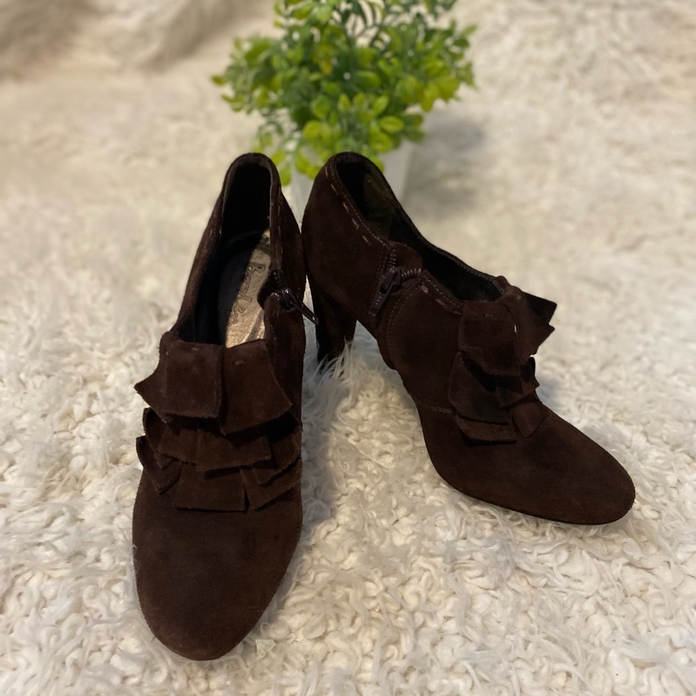 50%offw❤️Boden brown suede heel front ruffle booties S3 flaw